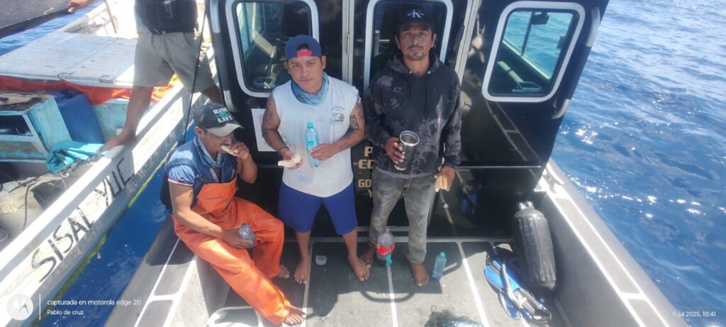 Rescatan con vida a tres pescadores extraviados en altamar a 55 millas de Sisal; están estables y presentan deshidratación leve.
