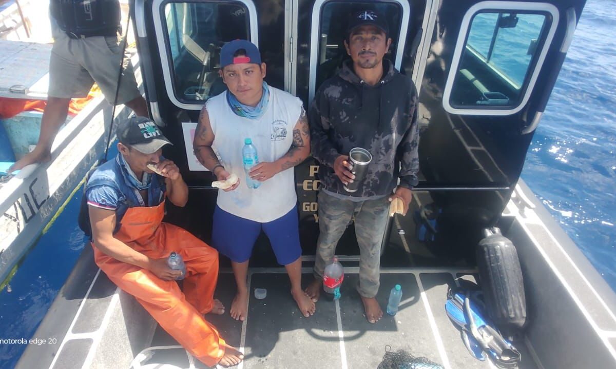 Rescatan con vida a tres pescadores extraviados en altamar a 55 millas de Sisal; están estables y presentan deshidratación leve.