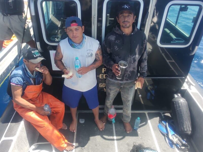 Rescatan con vida a tres pescadores extraviados en altamar a 55 millas de Sisal; están estables y presentan deshidratación leve.