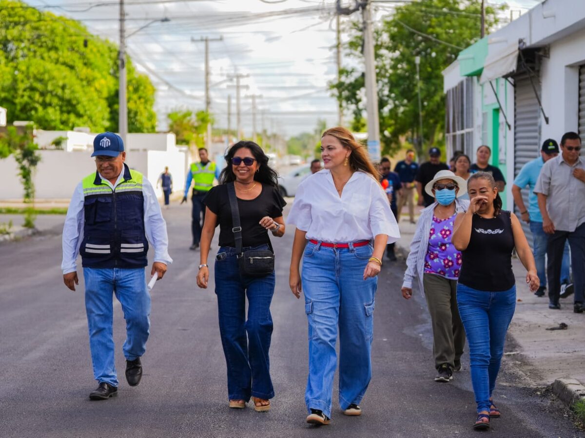 Cecilia Patrón supervisa obras viales en Mérida, con más de 5 km modernizados y 32 pozos construidos para mejorar la movilidad urbana.