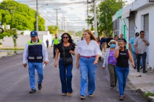Cecilia Patrón supervisa obras viales en Mérida, con más de 5 km modernizados y 32 pozos construidos para mejorar la movilidad urbana.