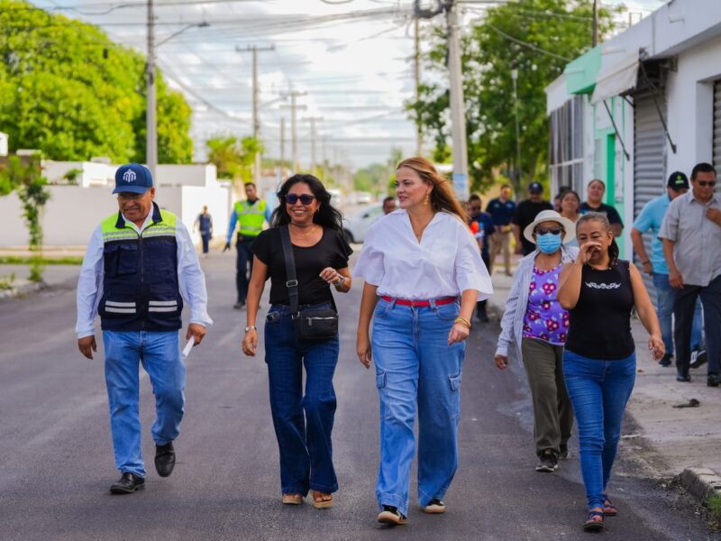 Cecilia Patrón supervisa obras viales en Mérida, con más de 5 km modernizados y 32 pozos construidos para mejorar la movilidad urbana.