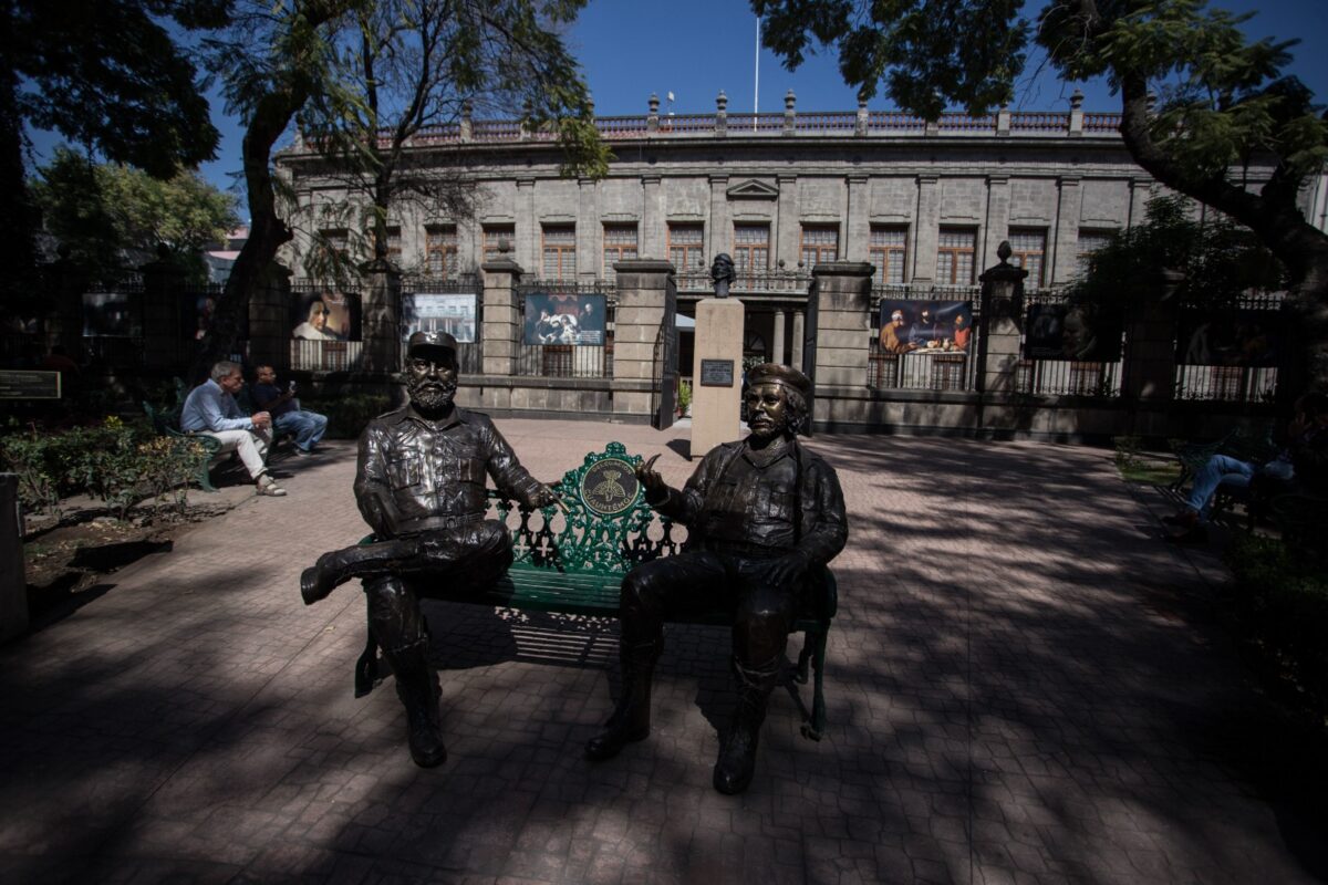 Alcaldesa de Cuauhtémoc ordena retirar esculturas del “Che” Guevara y Fidel Castro del Jardín Tabacalera por no contar con permisos oficiales.