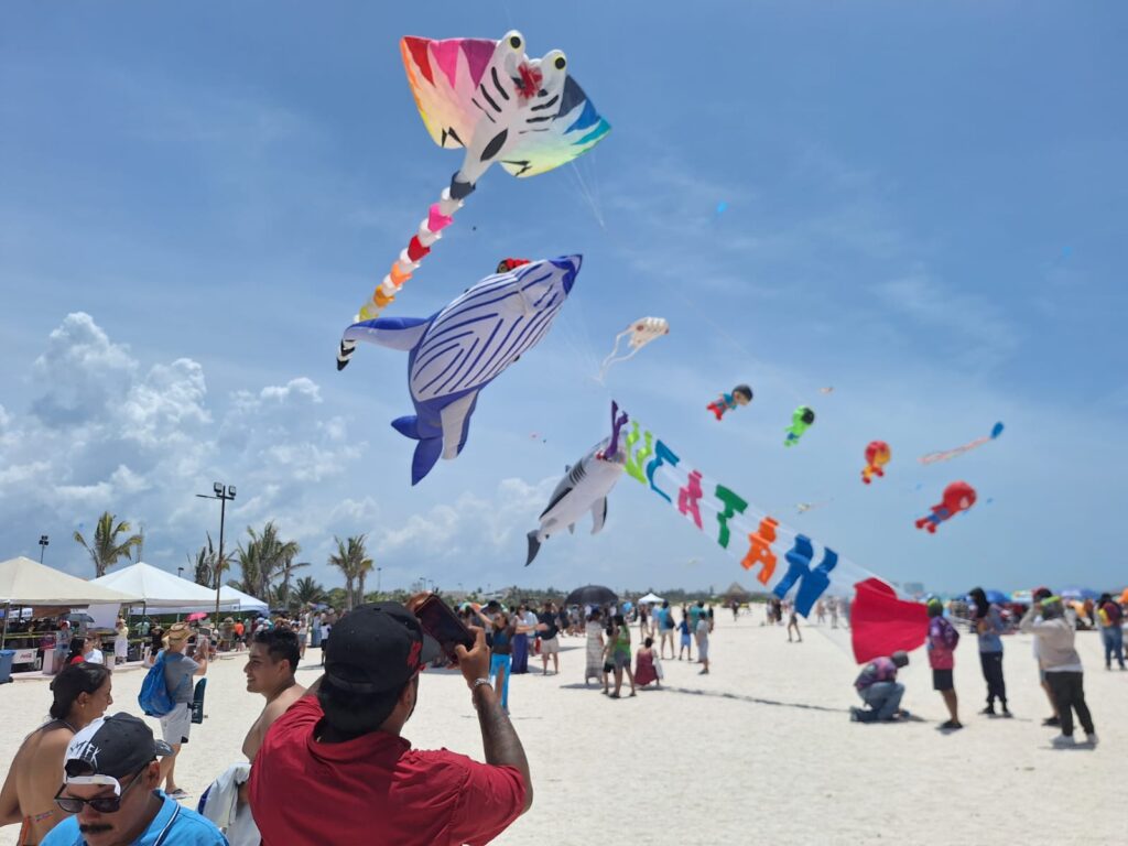 Festival del Papagayo llena de color el cielo de Progreso