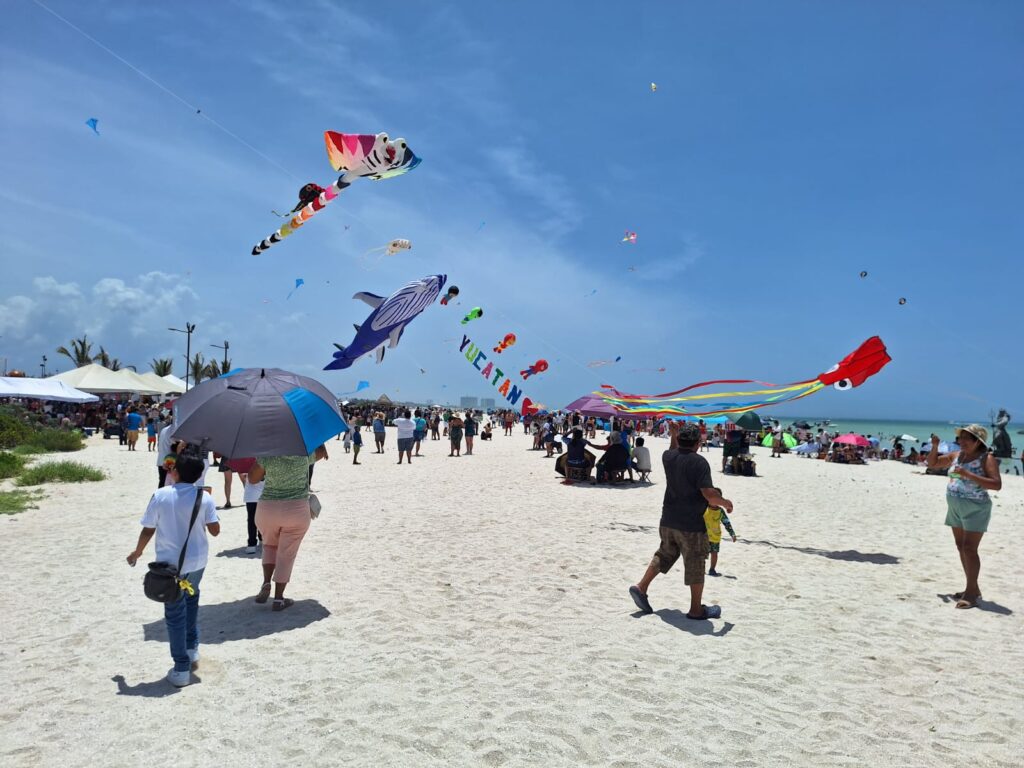 Festival del Papagayo llena de color el cielo de Progreso