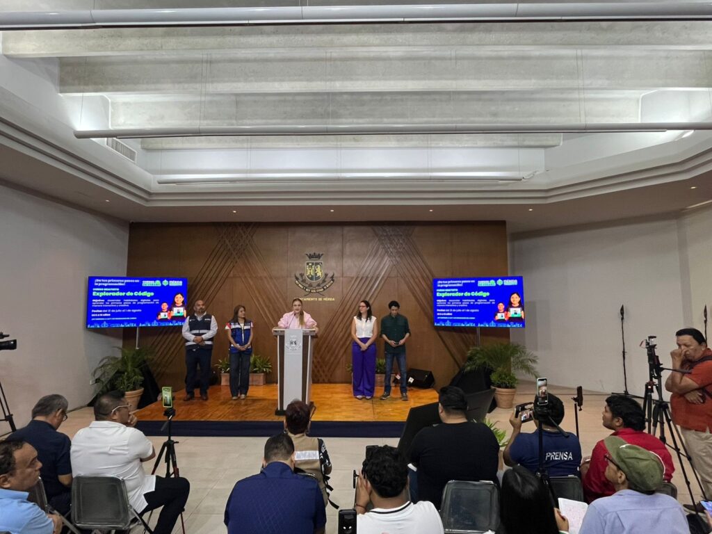 Cecilia Patrón presenta acciones ante temporada de huracanes