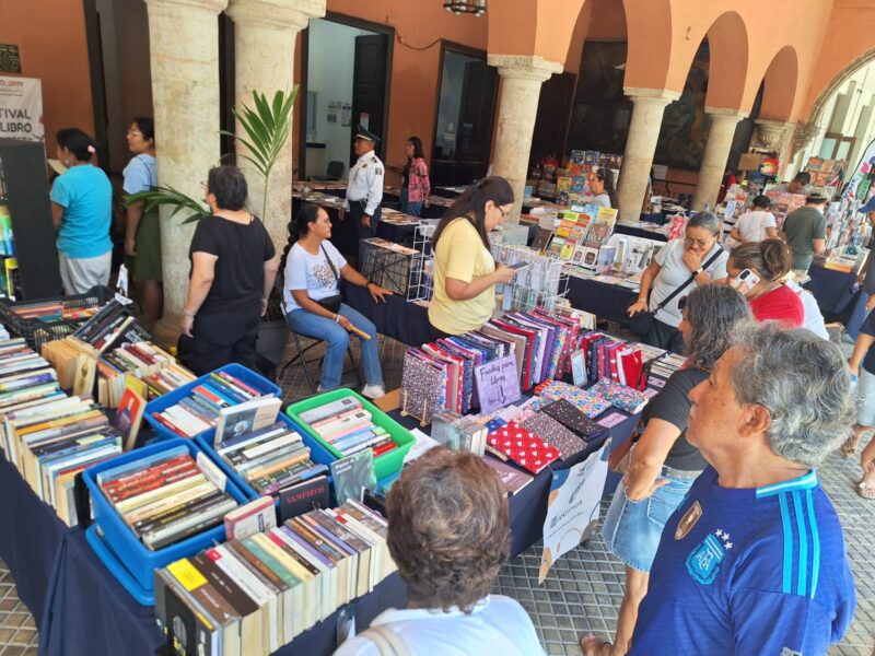 Lectores yucatecos prefieren libros impresos sobre la lectura digital, valorando el contacto físico y la experiencia sensorial del papel.