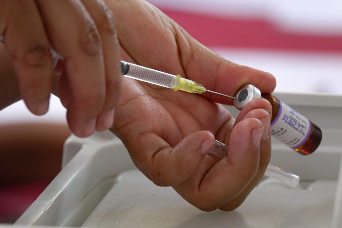 Madres yucatecas viven incertidumbre por el desabasto de la vacuna BCG en clínicas del IMSS, esencial contra la tuberculosis infantil.