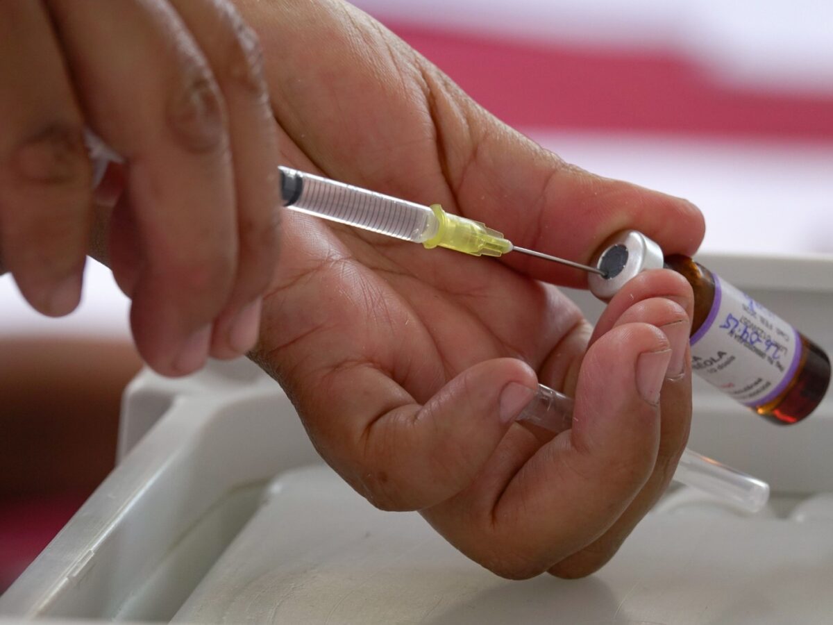 Madres yucatecas viven incertidumbre por el desabasto de la vacuna BCG en clínicas del IMSS, esencial contra la tuberculosis infantil.