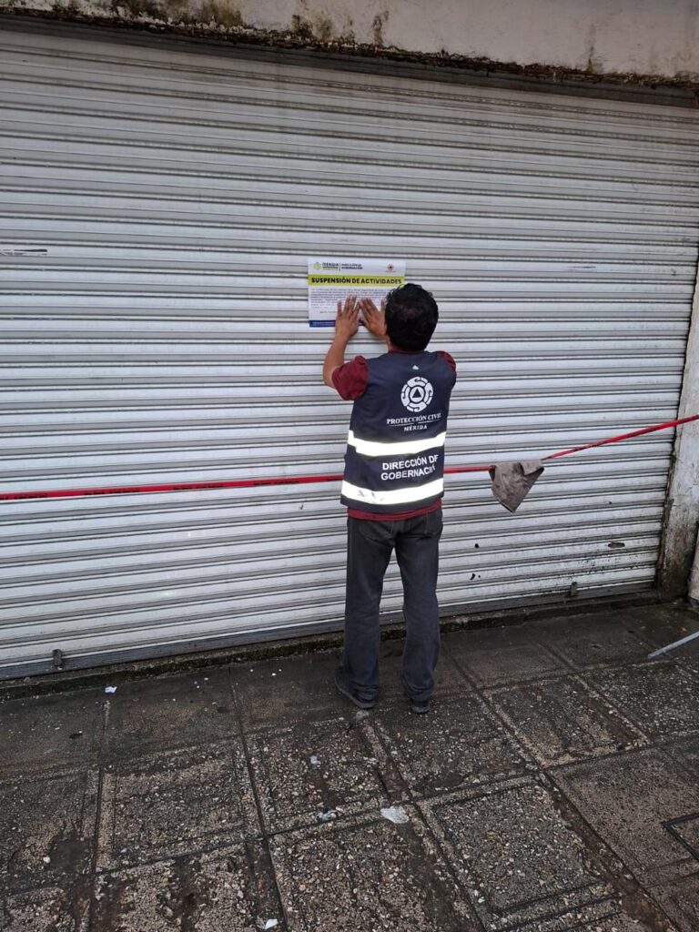 Suspenden tienda de ropa del centro de Mérida por techo en mal estado