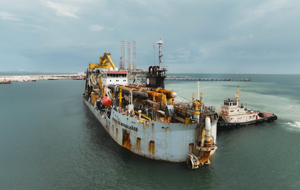 Llega a Yucatán la draga “Fernando de Magallanes” para transformar los puertos