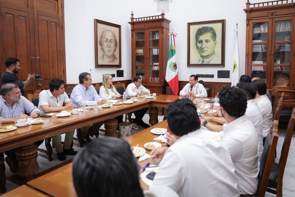 Empresarios y Gobierno suman esfuerzos por un transporte digno en Yucatán