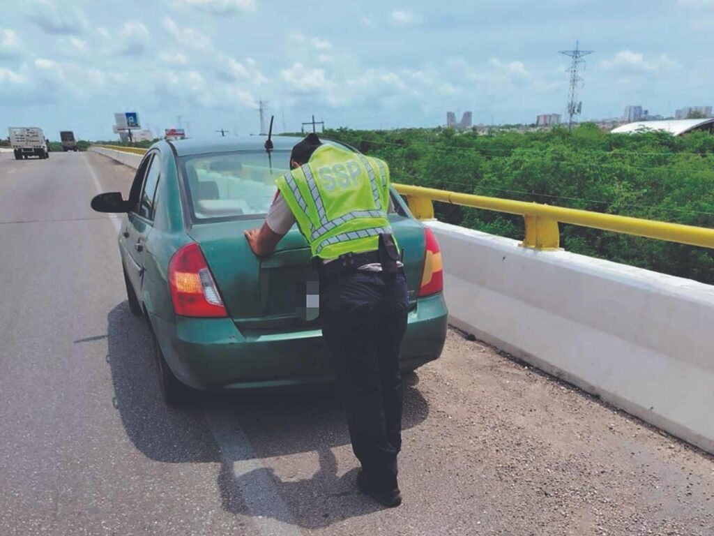 Elementos de la policía en alerta para brindar ayuda a vacacionistas