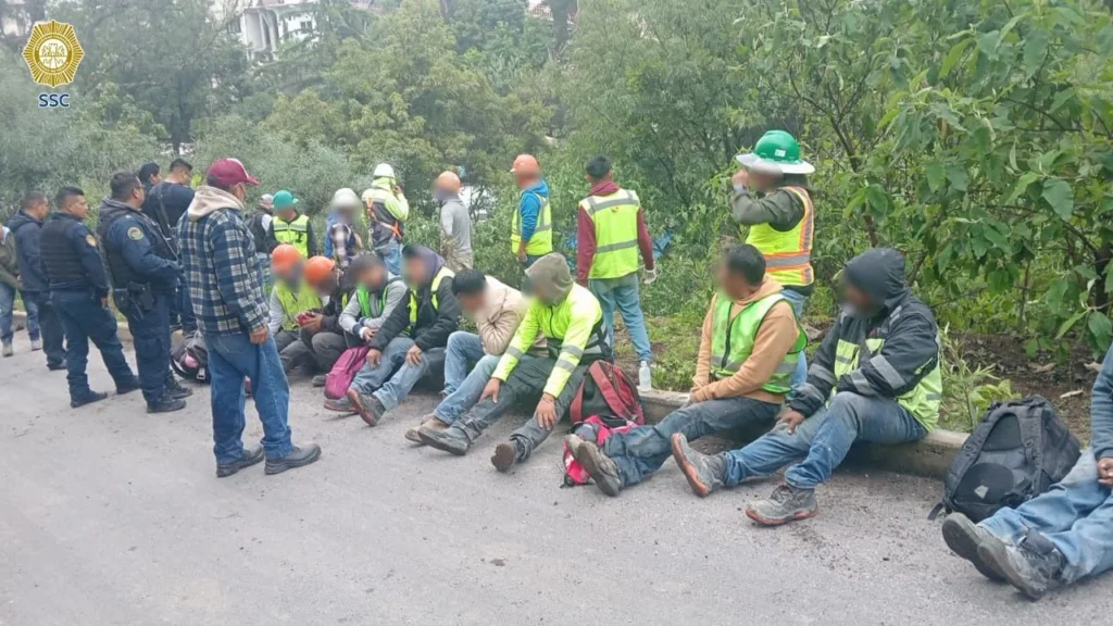 Camioneta con 18 trabajadores cae a barranco en CDMX