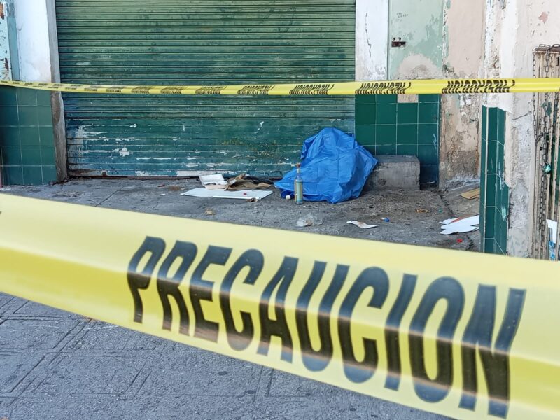 Muere hombre en calles del centro de Mérida; autoridades investigan el caso. El cuerpo fue hallado frente a la zona de las piñatas.