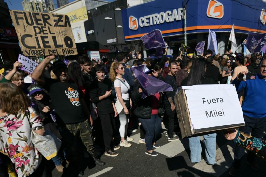 Milei atacado con piedras durante acto de campaña en Buenos Aires