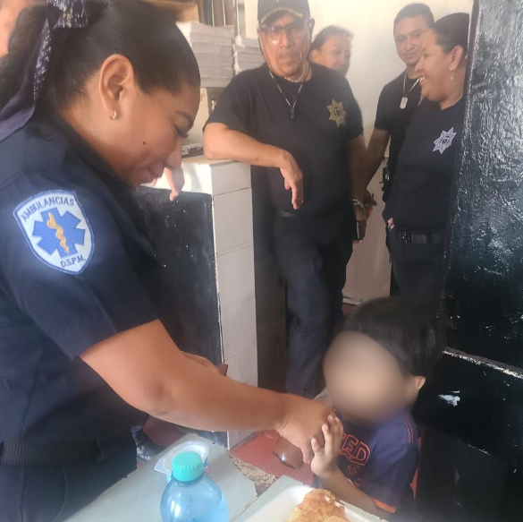 La Policía de Umán localiza a un niño que deambulaba solo en Piedra de Agua. Fue entregado sano y salvo a sus padres.