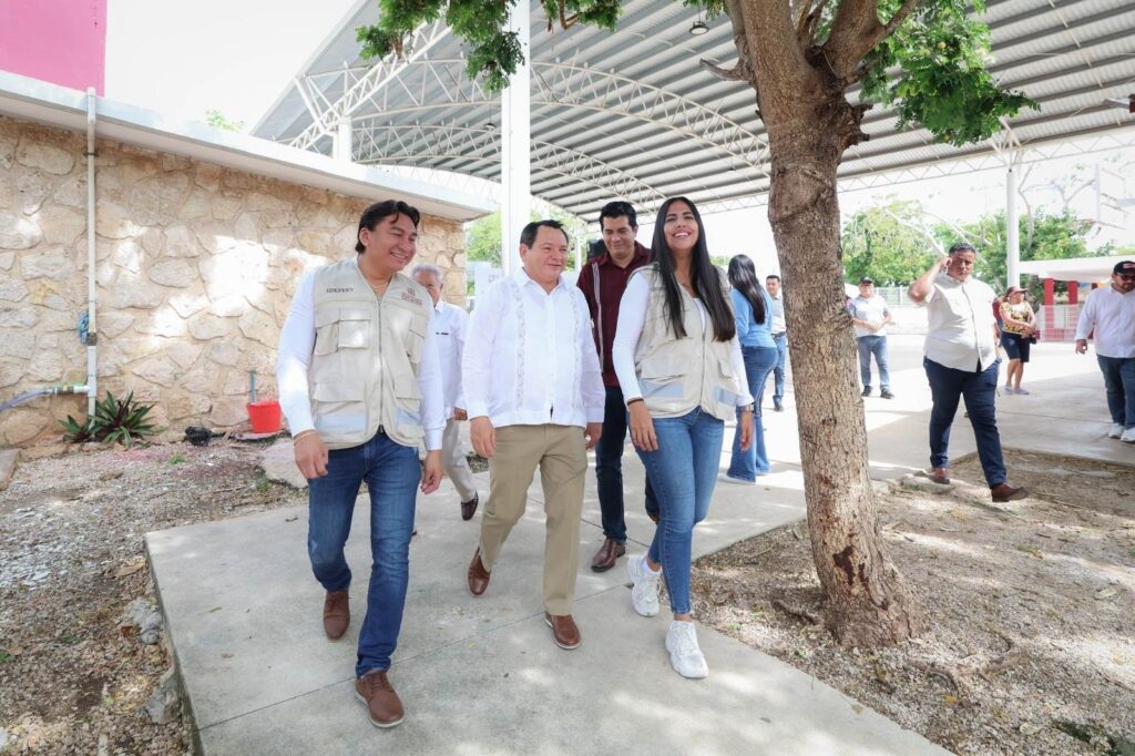 Díaz Mena constata avances en escuelas del sur de Mérida