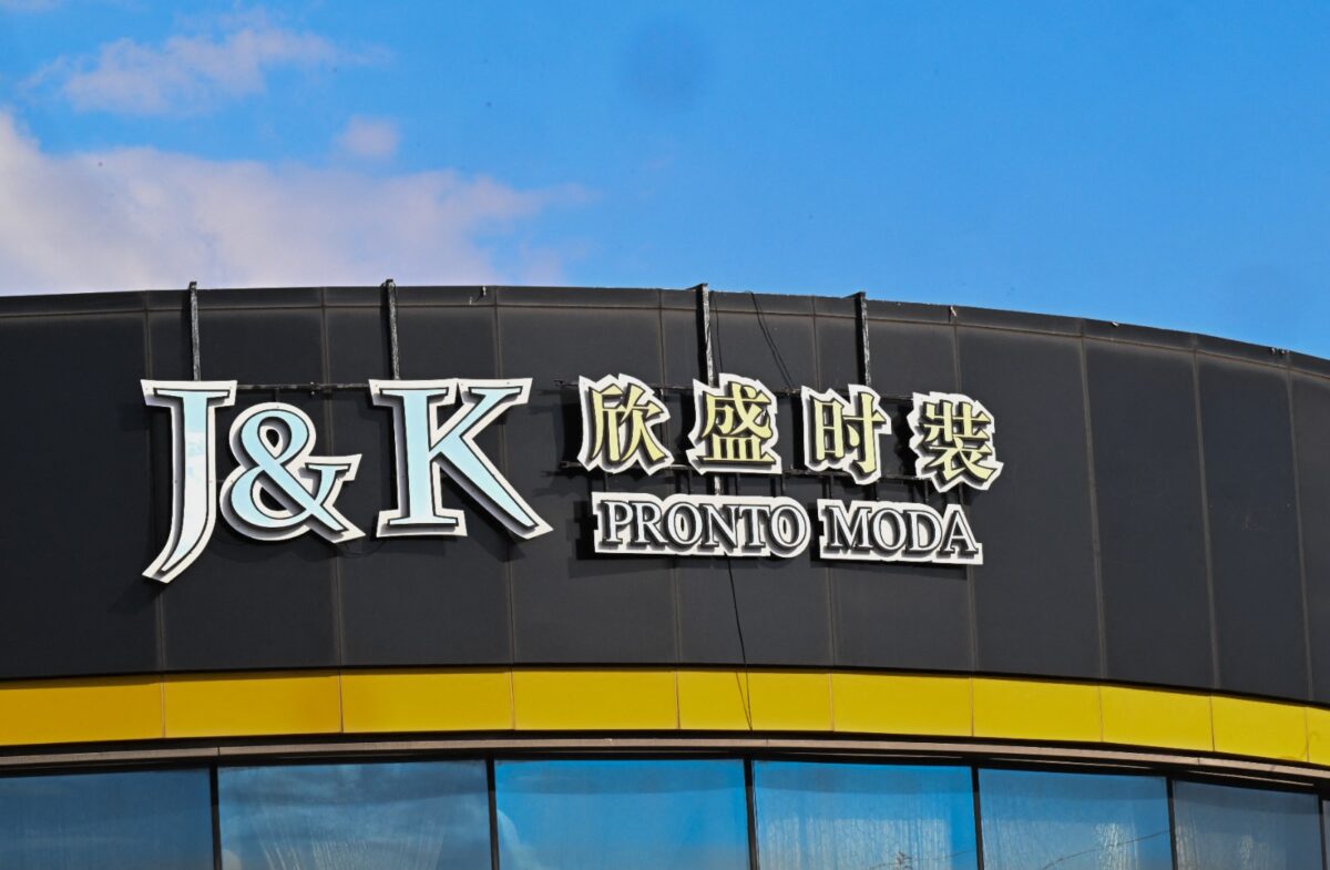 La mafia china disputa el control del textil en Prato, Italia, corazón de la fast fashion europea, con violencia y corrupción.