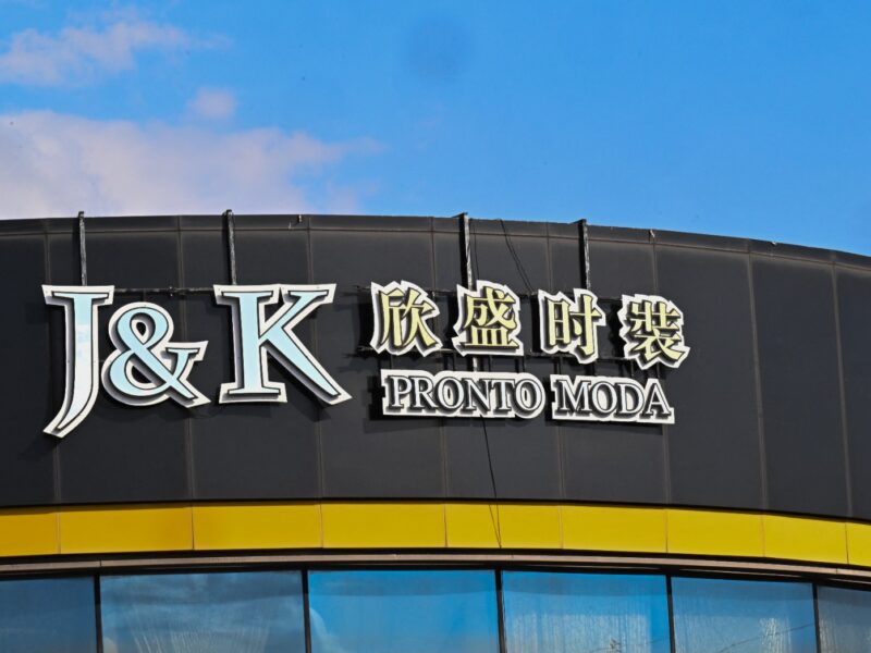 La mafia china disputa el control del textil en Prato, Italia, corazón de la fast fashion europea, con violencia y corrupción.