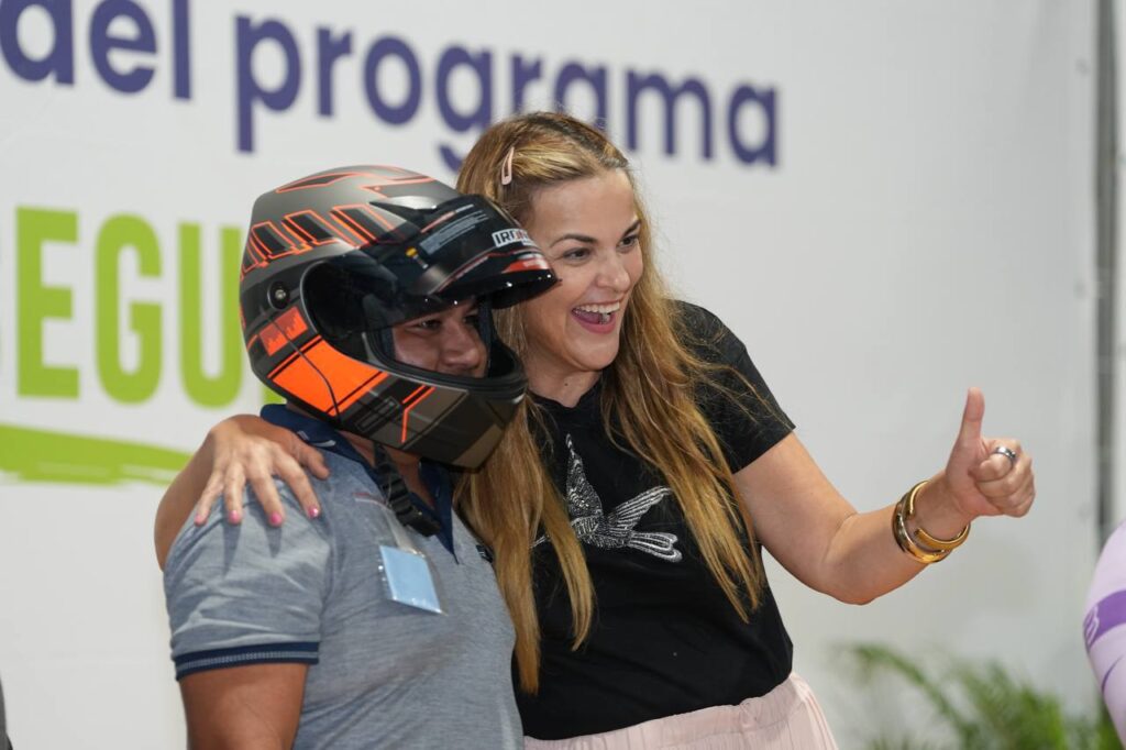 Cecilia Patrón entrega más de 500 cascos a repartidores de apps 