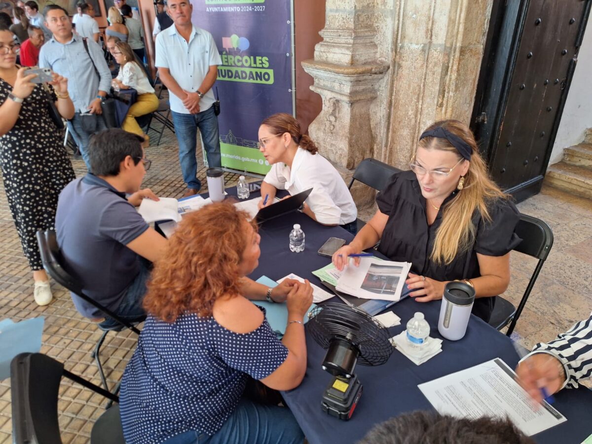 Ciudadanos se acercan a la alcaldesa Cecilia Patrón en el Miércoles Ciudadano para exponer peticiones y recibir atención directa.