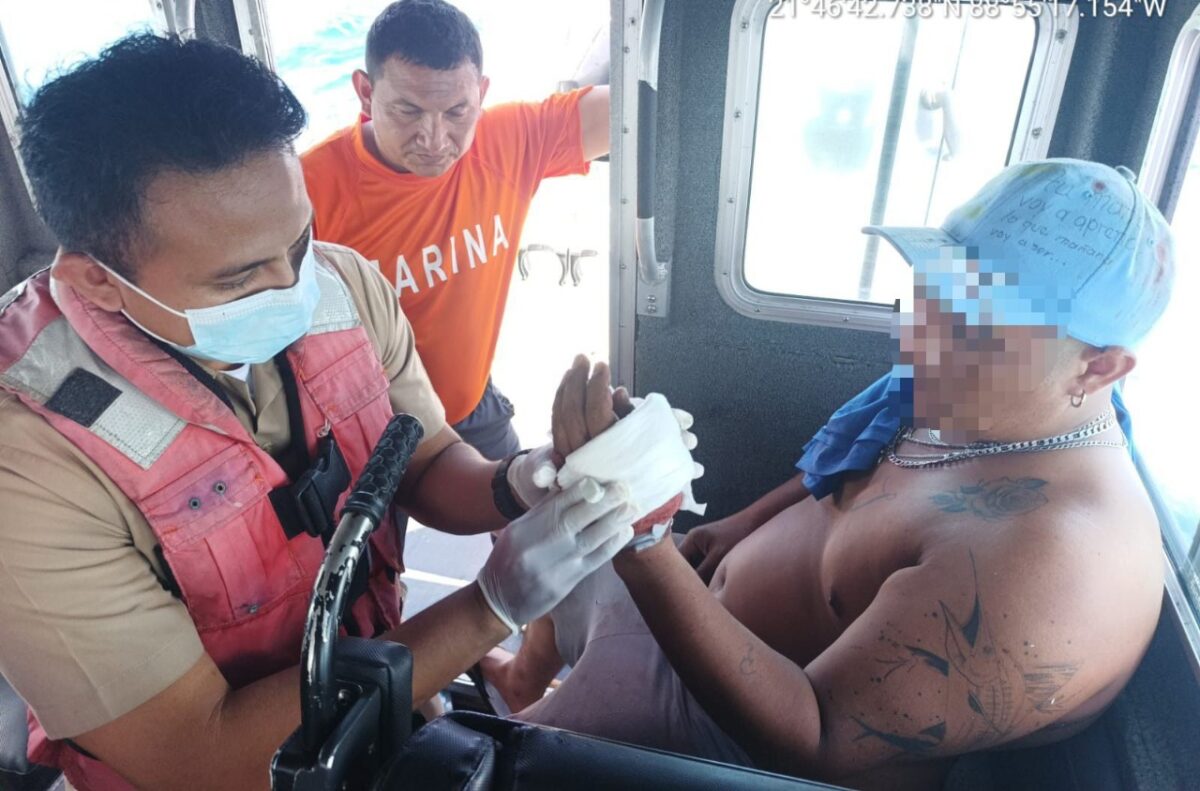 Evacuación médica en Dzilam de Bravo: la Marina rescata a un tripulante herido a 100 km de Progreso, Yucatán.