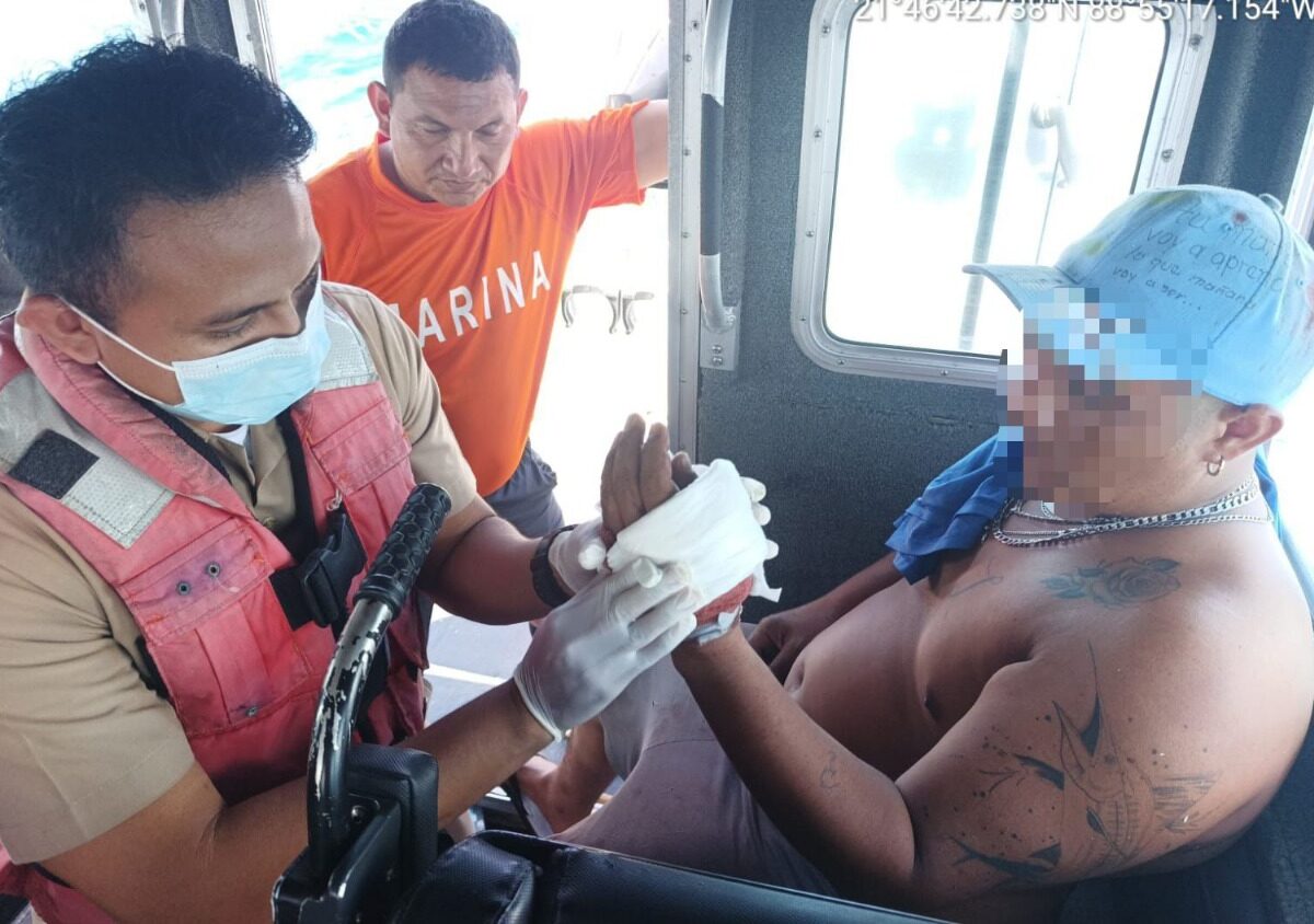 Evacuación médica en Dzilam de Bravo: la Marina rescata a un tripulante herido a 100 km de Progreso, Yucatán.