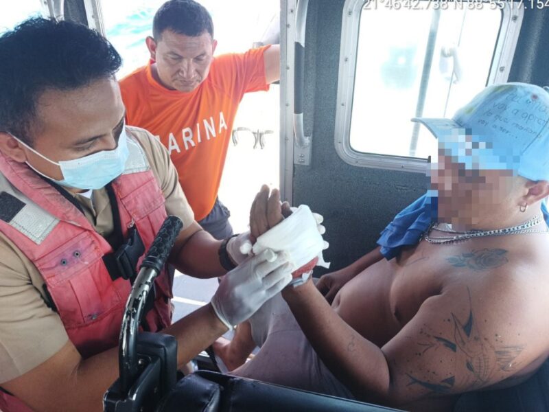 Evacuación médica en Dzilam de Bravo: la Marina rescata a un tripulante herido a 100 km de Progreso, Yucatán.