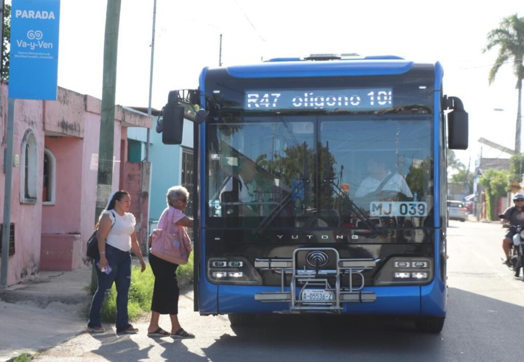 Mujeres en Mérida enfrentan largas jornadas y altos costos en transporte público, según revela un estudio sobre movilidad urbana.