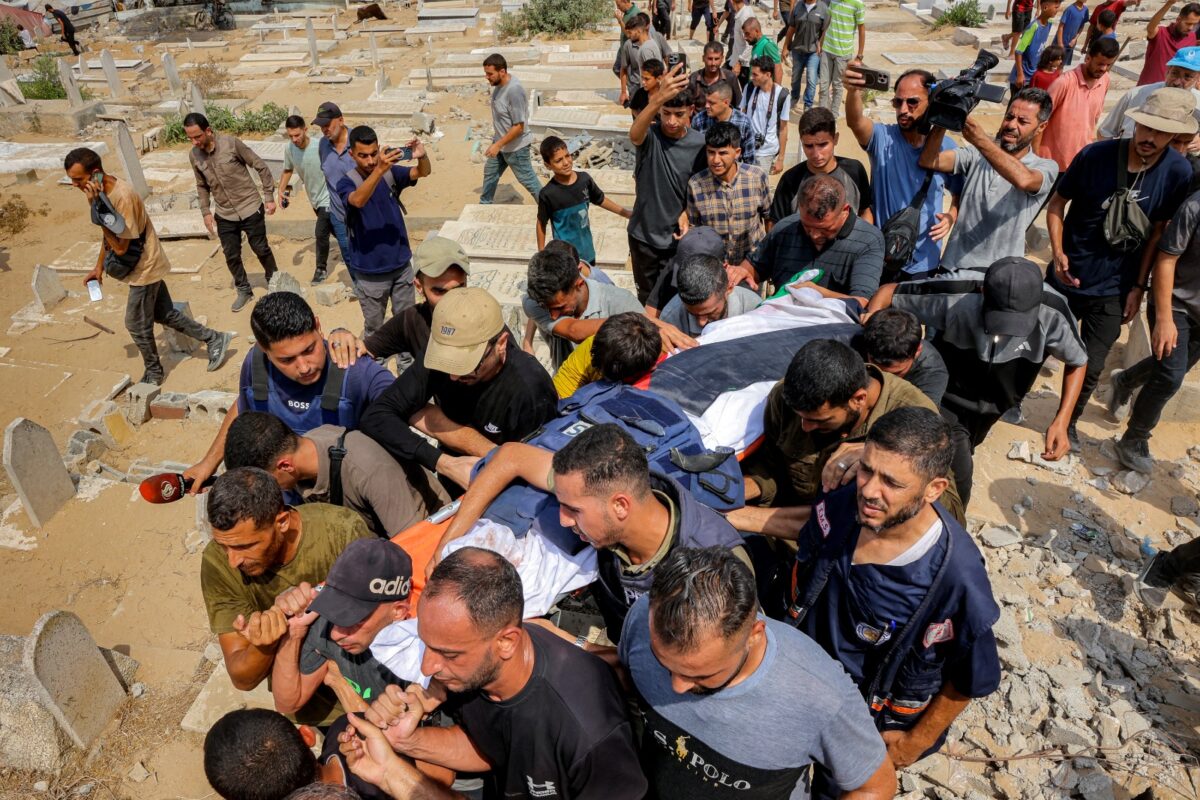 Funeral en Gaza por cinco periodistas de Al Jazeera muertos en ataque israelí; ONU y CPJ exigen protección para la prensa en conflicto.