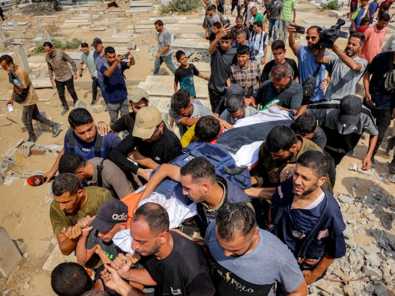 Funeral en Gaza por cinco periodistas de Al Jazeera muertos en ataque israelí; ONU y CPJ exigen protección para la prensa en conflicto.