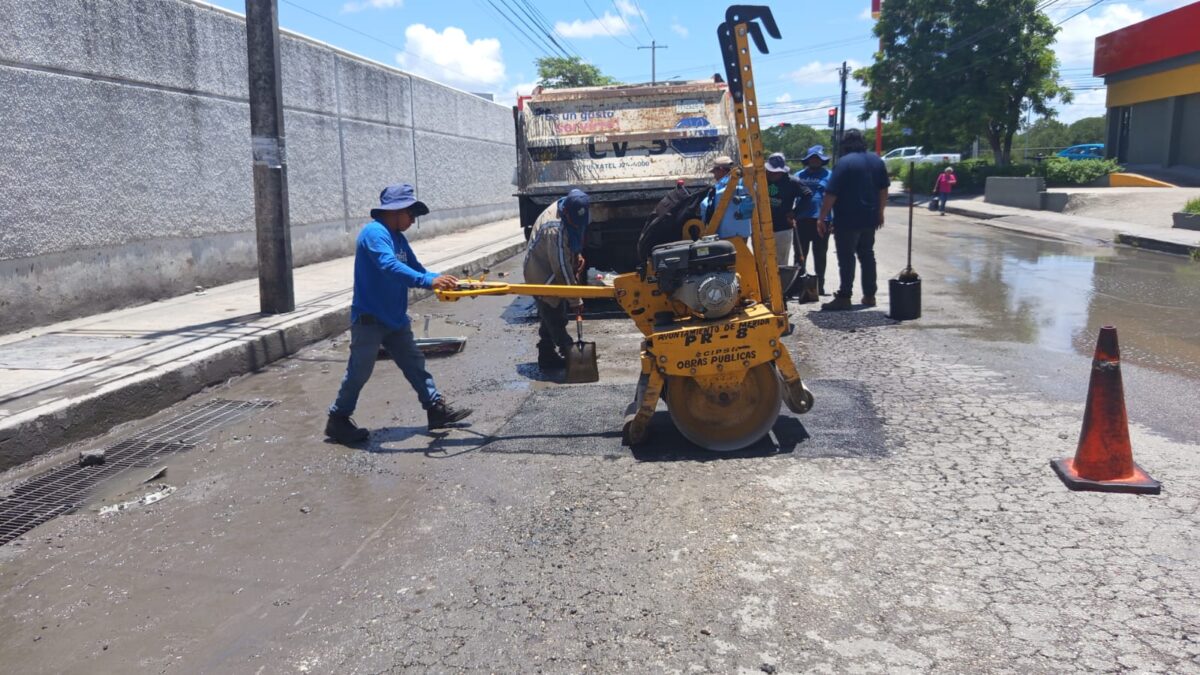 Mérida repara mega bache en Nueva Sambulá tras denuncia ciudadana y accidente de transporte público.