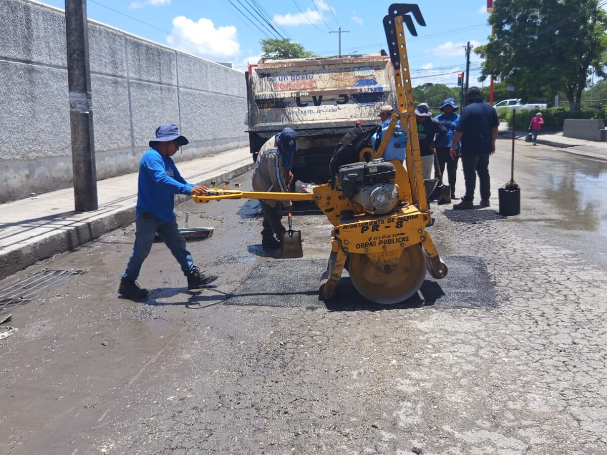 Mérida repara mega bache en Nueva Sambulá tras denuncia ciudadana y accidente de transporte público.