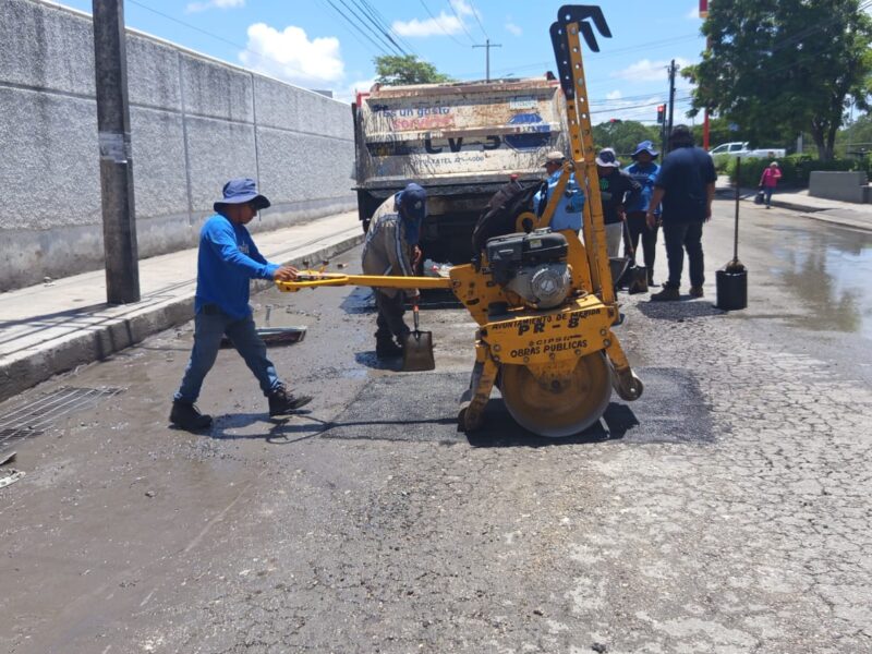 Mérida repara mega bache en Nueva Sambulá tras denuncia ciudadana y accidente de transporte público.