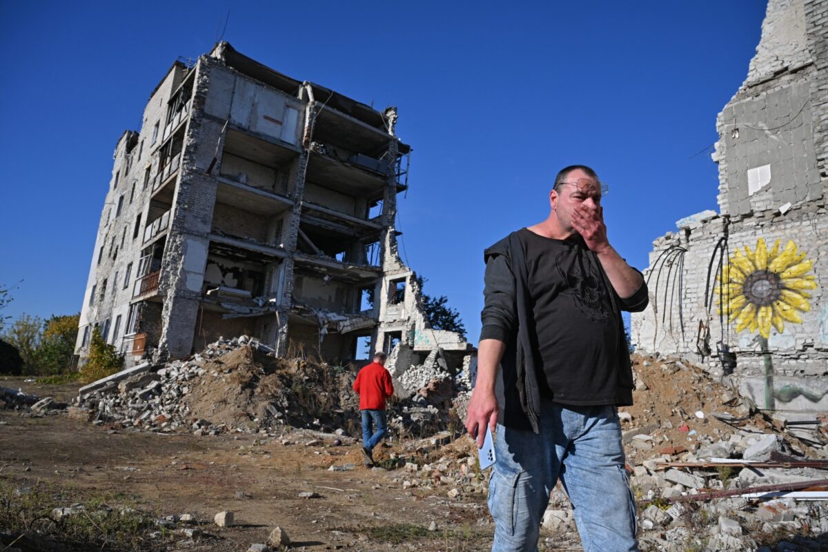 Conspiranoicos viajan a la guerra en Ucrania y confrontan la devastadora realidad frente a sus creencias sobre el conflicto.