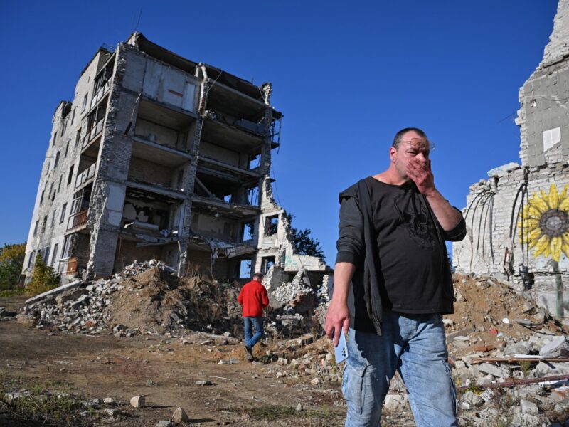 Conspiranoicos viajan a la guerra en Ucrania y confrontan la devastadora realidad frente a sus creencias sobre el conflicto.