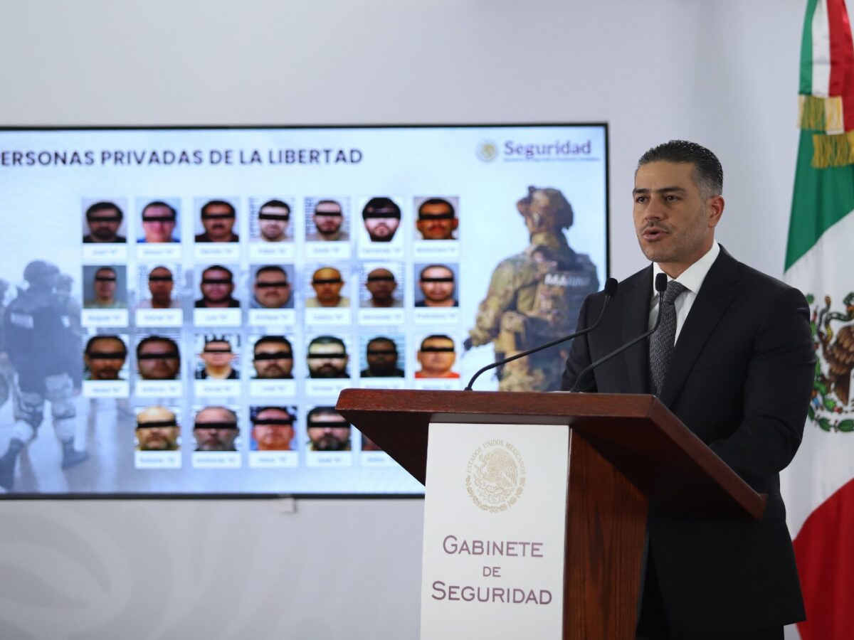 Omar García Harfuch informa sobre el traslado de 26 capos a EU por continuar operando desde cárceles y representar un riesgo a la seguridad.