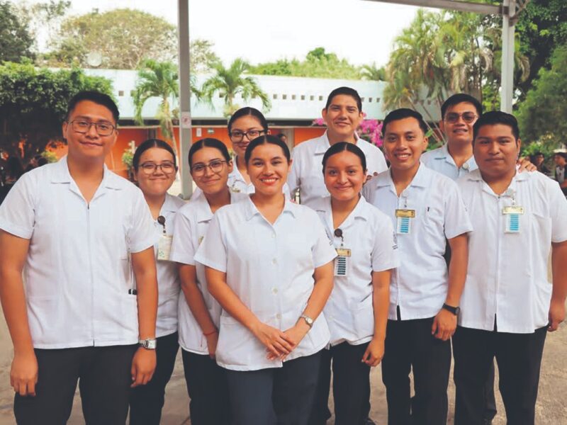 Anuncian becas Juventudes Renacimiento para estudiantes de Yucatán, evitando abandono escolar y apoyando la educación superior.