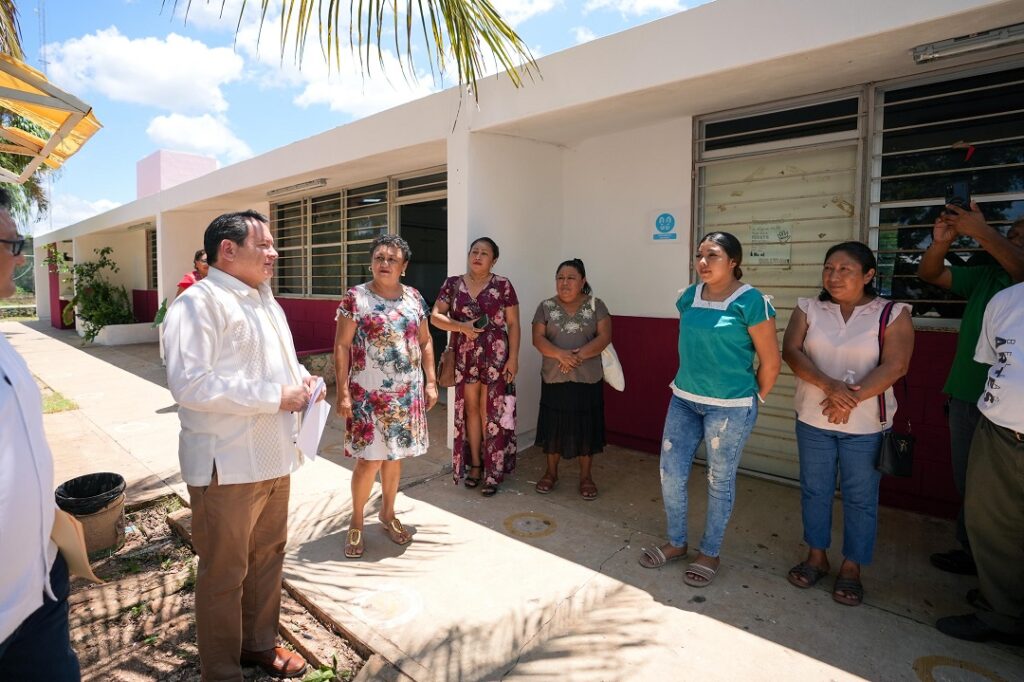 Gobierno impulsa educación con entrega de aula y útiles escolares
