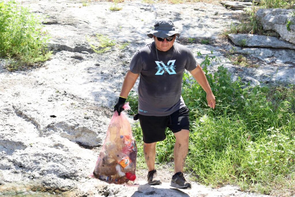 Retiran más de 100 kilos de residuos del cenote Chen Ha