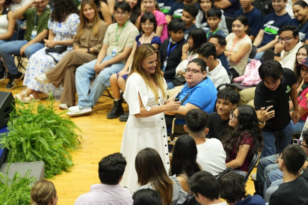 Presenta Cecilia Patrón acciones a juventudes meridanas