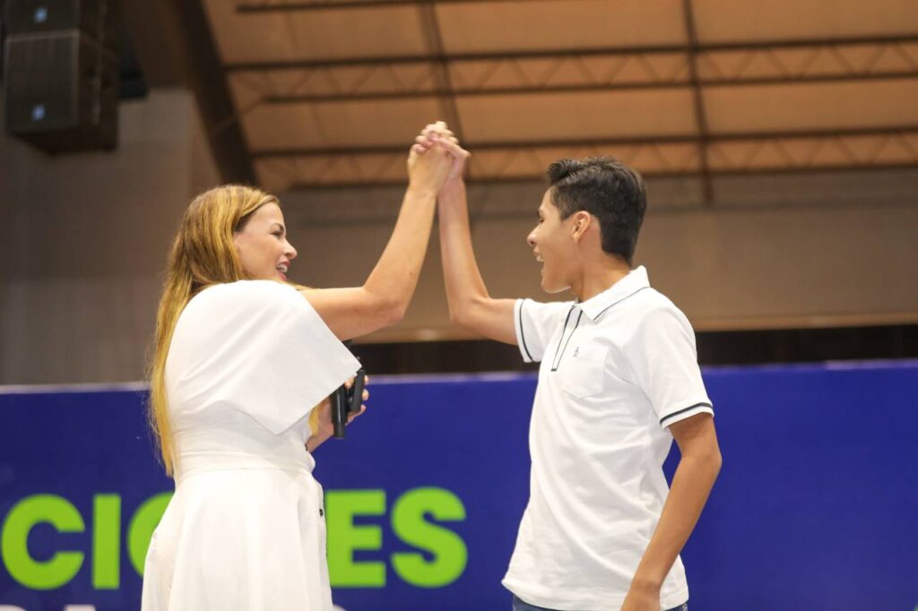 Presenta Cecilia Patrón acciones a juventudes meridanas