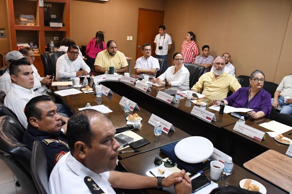 Continúa vigilancia de marea roja en playas de Yucatán