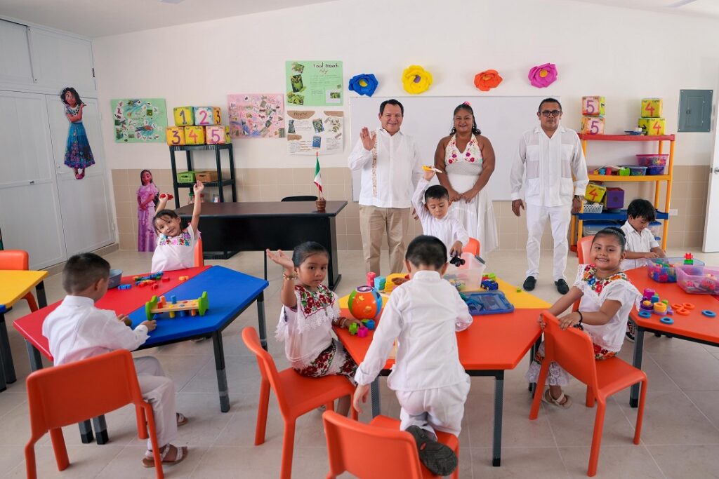 Díaz Mena inaugura nueva aula en Tixcacal