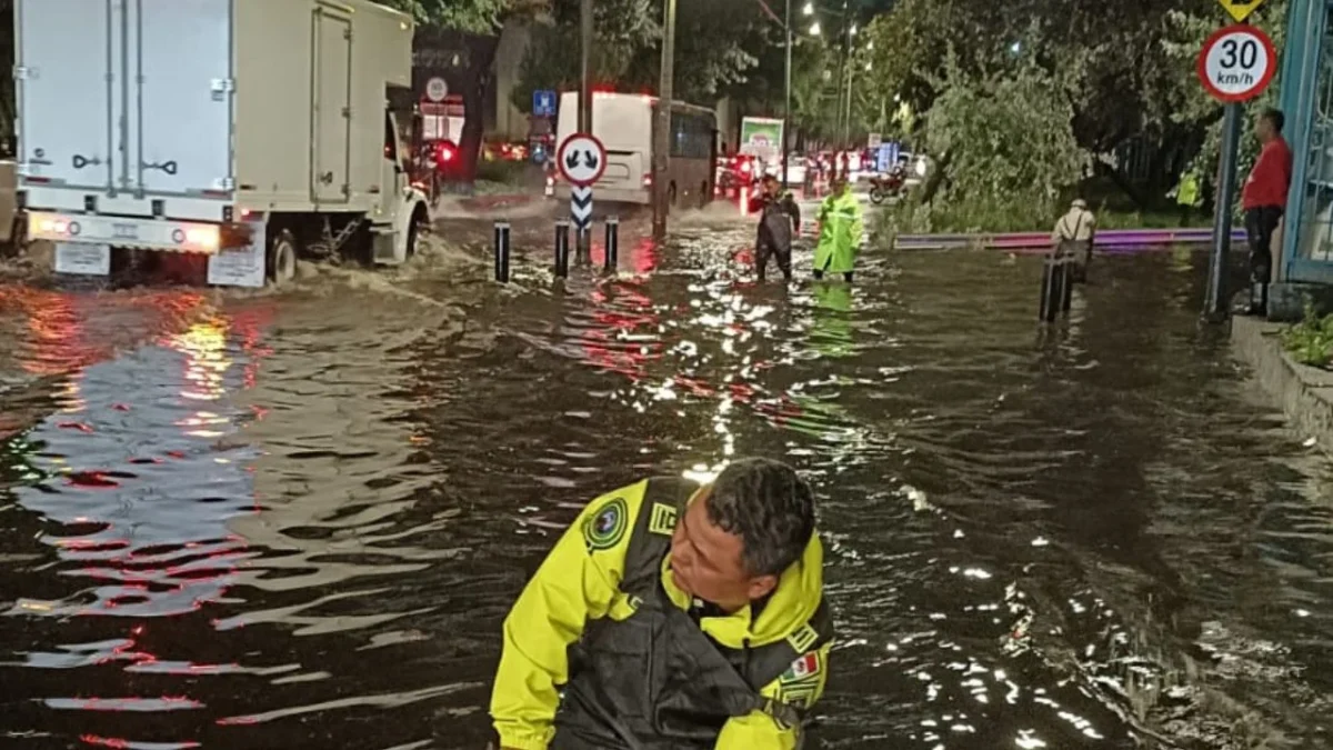 Lluvias en CDMX provocan 55 encharcamientos, 15 casas afectadas y el desbordamiento del Río San Buenaventura en Xochimilco.