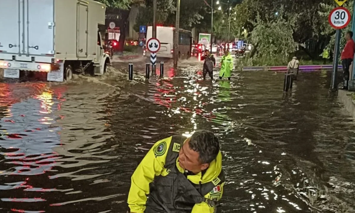 Lluvias en CDMX provocan 55 encharcamientos, 15 casas afectadas y el desbordamiento del Río San Buenaventura en Xochimilco.