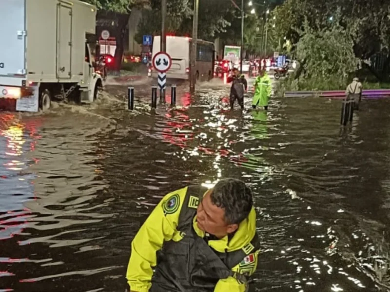 Lluvias en CDMX provocan 55 encharcamientos, 15 casas afectadas y el desbordamiento del Río San Buenaventura en Xochimilco.
