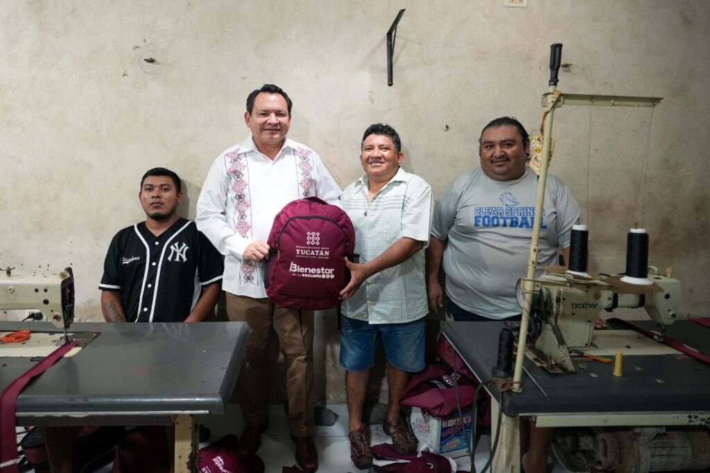 Bienestar en tu Escuela regala mochilas e impulsa empleo en Huhí