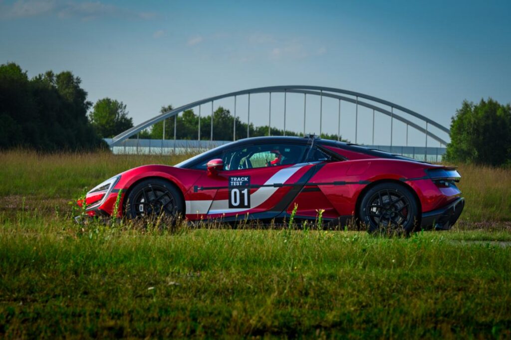 El coche eléctrico que acelera más rápido que un avión en despegue